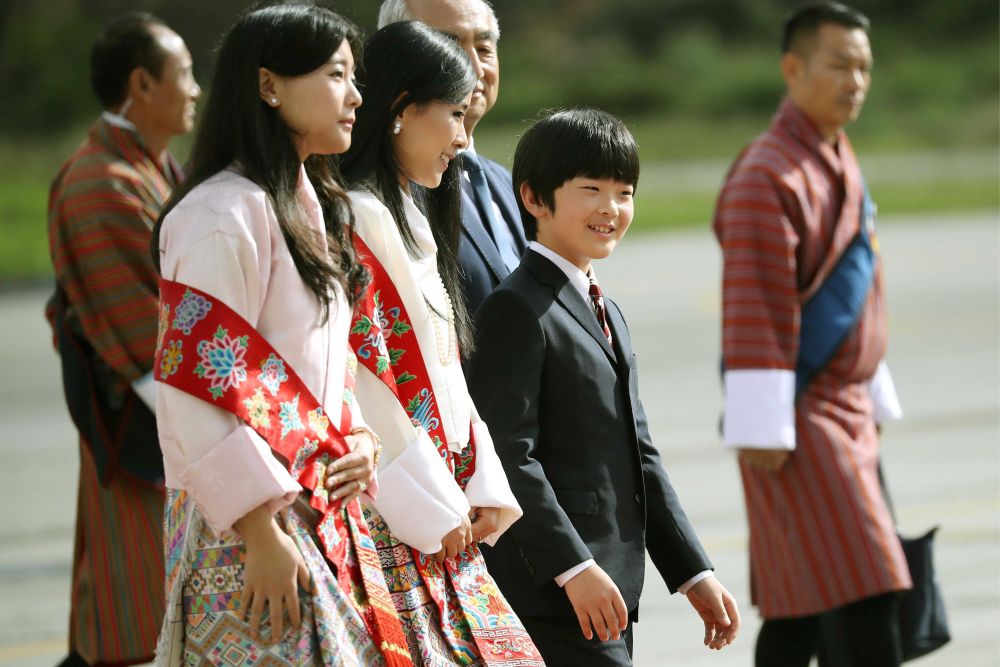 初めての海外となったブータンに到着し、空港で同国の王女らに出迎えられる