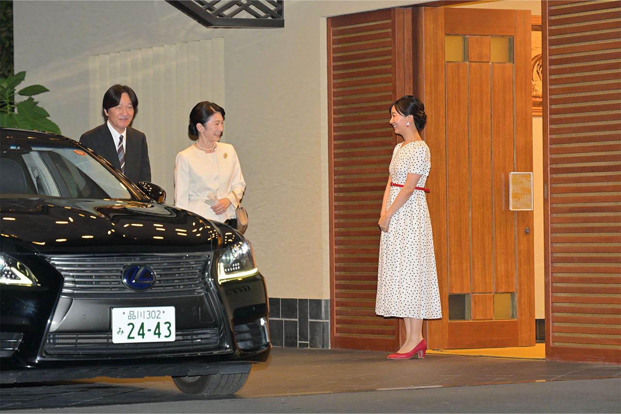 8月18日、パラグアイ訪問に向けて秋篠宮邸を出られる秋篠宮ご夫妻。佳子さまがお見送りに