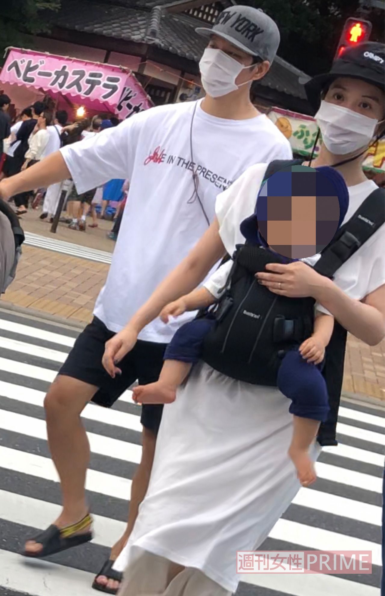 2019年に都内の神社で行われたお祭りにお忍びで参加した渡部建と佐々木希は、社に向かって遠巻きに手を合わせていた