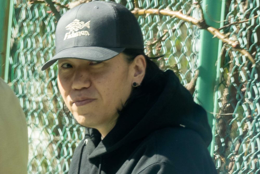 記者の直撃に答えるギター・葵