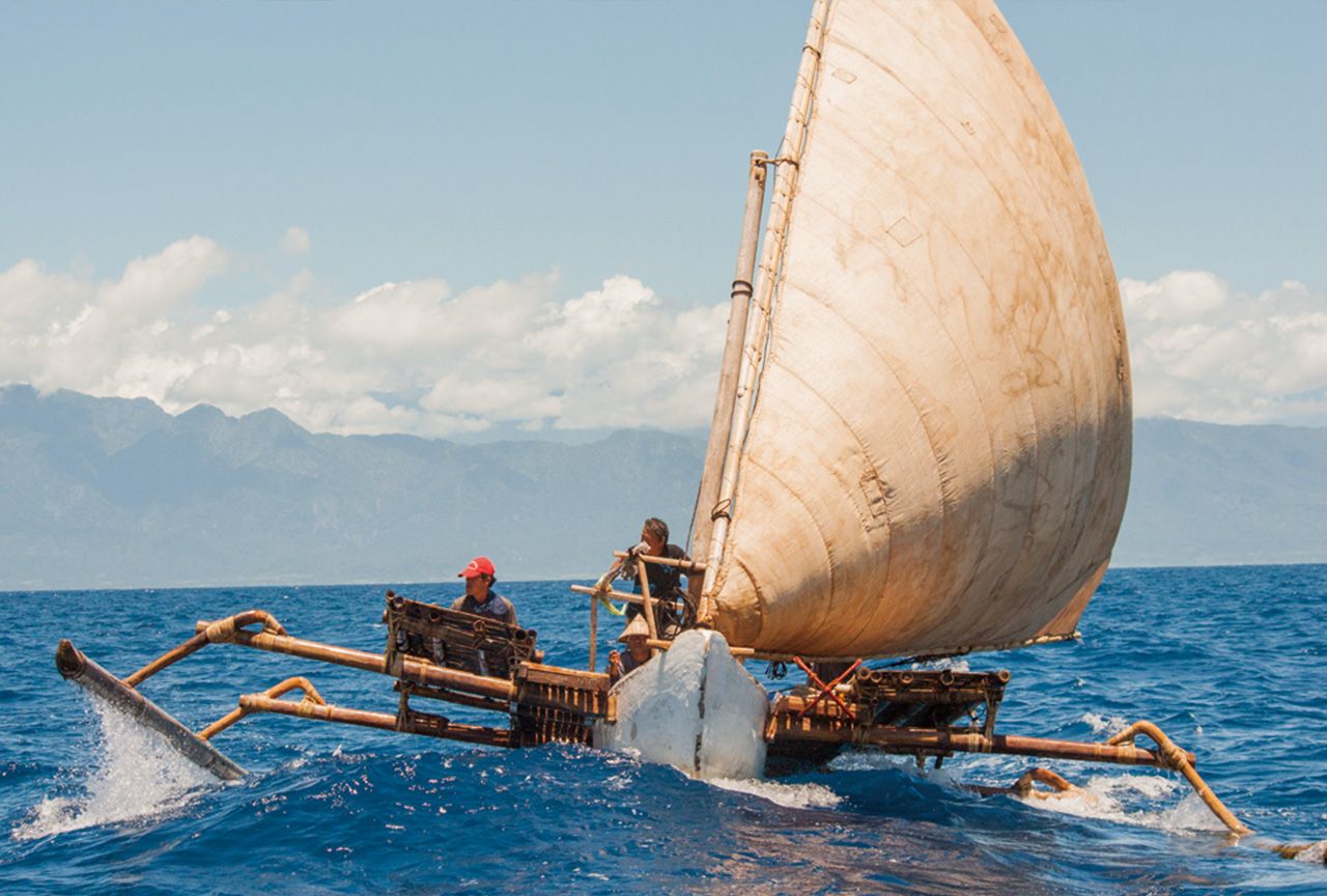 『新・グレートジャーニー』より。風に帆を膨らませてインドネシアから沖縄を目指す