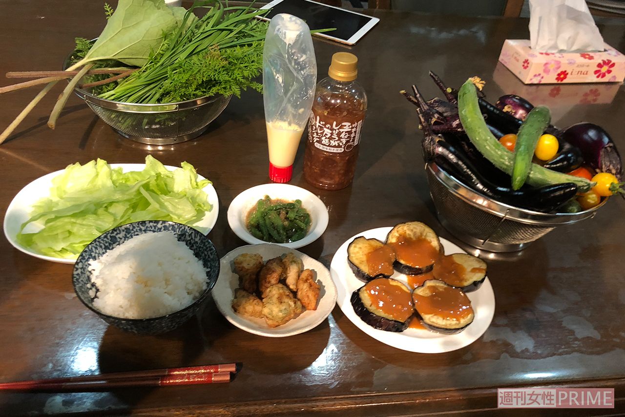 【佐藤先生の夕食】ごはん、白身魚のからあげ、自家栽培のナスの田楽、インゲンのゴマあえ、サラダ。すべて自宅のプランターで栽培したもの。収穫した野菜は副菜のほか漬物にして乳酸菌を摂取。
