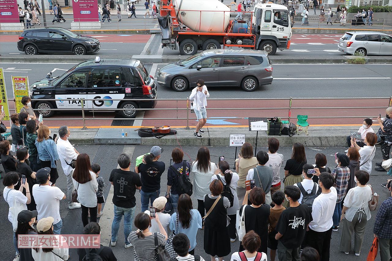 清水良太郎のモノマネライブにできたひとだかり（新宿駅）