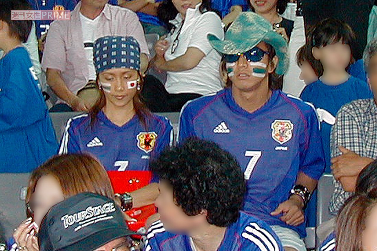 2002年6月、日韓大会でのロシア戦を見守った木村拓哉と工藤静香。ともに中田英寿のレプリカユニフォームを着用