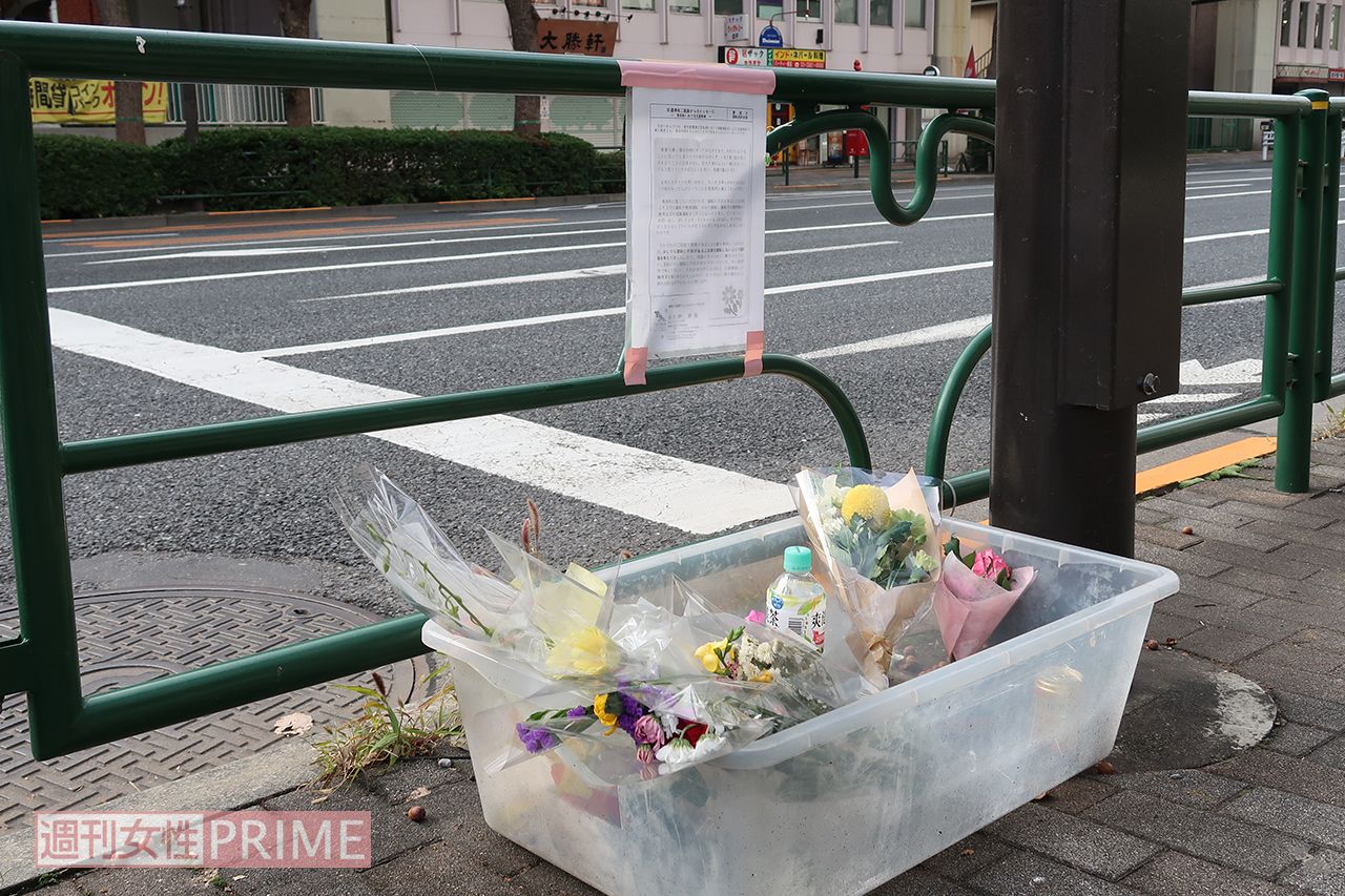 事故現場に貼られた松永さんの文章の下にはお供えものが