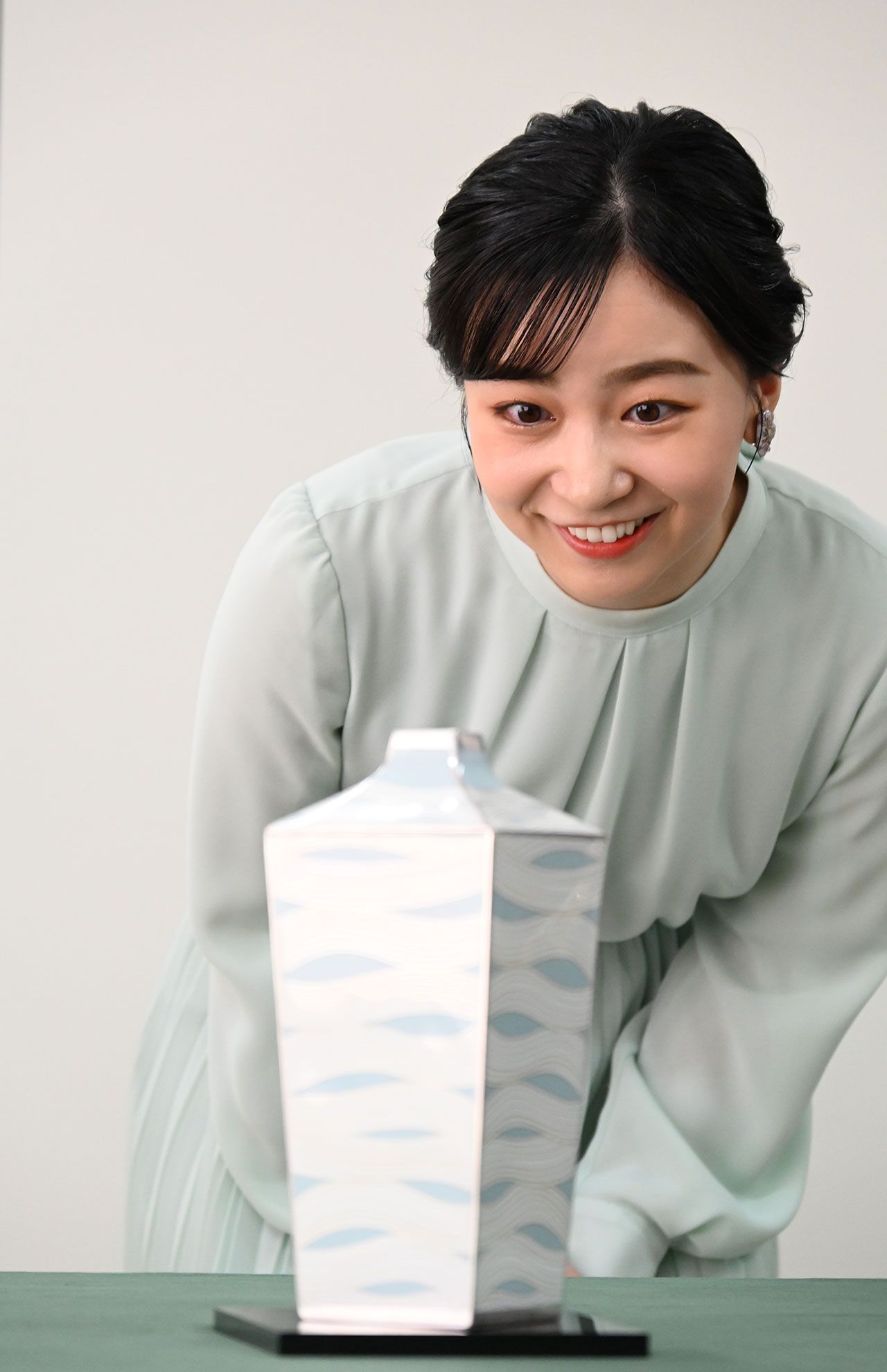 9月30日、日本伝統工芸展名古屋展示にあわせて愛知県を訪問し、伝統工芸品の「尾張七宝」を鑑賞された佳子さま