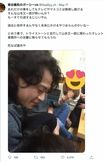 泥酔しているような女性を抱える小栗旬(東谷義和氏のTwitterより)