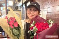 2人で手をつないで今年4度の花見デートをした加藤茶・綾菜夫婦　加トちゃんからの誕生日プレゼントは豪華ハ…