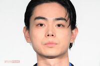 菅田将暉、軍人役で丸刈りに! 俳優を休業宣言のウラで行われていた「巨匠との初タッグ」