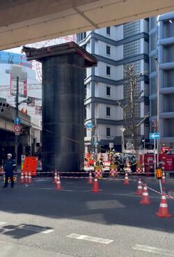 アスファルトを突き破って現れたパイプ（大阪府山田けんた議員の投稿より）