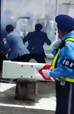安倍元首相に発砲された瞬間、警護と思しき者は驚いて後ろを振り返り…（読者提供）