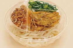 a九州地方限定の「冷し肉ごぼう天うどん」（写真：ファミリーマート