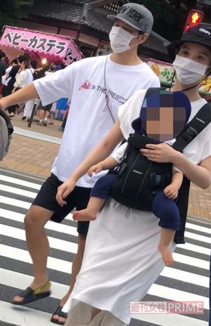 2019年に都内の神社で行われたお祭りにお忍びで参加した渡部建と佐々木希は、社に向かって遠巻きに手を合わせていた