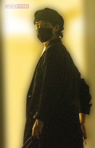 2021年、黒づくめの独特なファッションの斎藤工を目撃