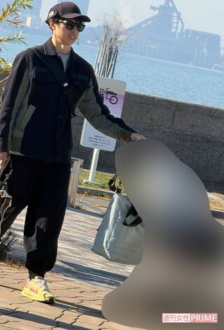 千葉・木更津にある海沿いの高級ホテルに家族と宿泊した小島よしお。ドイツ製の高級ベビーカーのほか、片手にはイタリア発の高級ブランド『マルニ』のバッグが