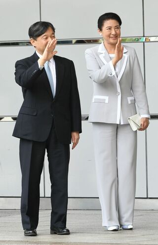 皇后として初の地方訪問は、パンツスーツにハイヒールを合わせられた雅子さま。令和元（2019）年6月