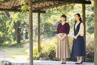 眞子さまが30歳をお迎えになるあたり公開された宮内庁提供写真。お隣には佳子さまも（'21年10月6日・赤坂御用地）