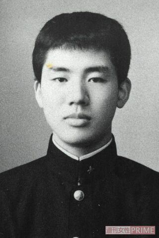 高校３年の小林少年。目にした新聞広告をきっかけに進路を定め、俳優の道へ