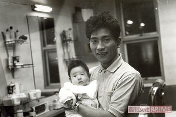 理容師だったころの父と。「親を喜ばせたいと思う子に育てられた」と言う