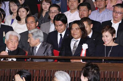 '11年に映画『一枚のハガキ』を鑑賞された天皇陛下（当時）。左に新藤兼人監督、右に豊川悦司、大竹しのぶ