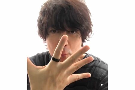 新谷嘉朗容疑者は動画で奇妙なポーズを（SNSより）