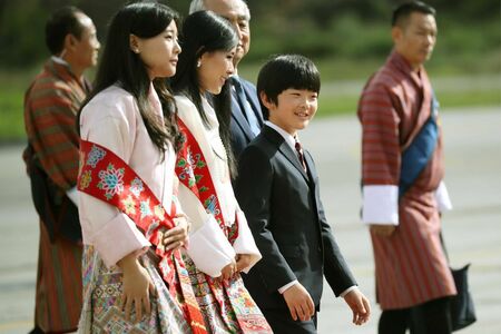 初めての海外となったブータンに到着し、空港で同国の王女らに出迎えられる