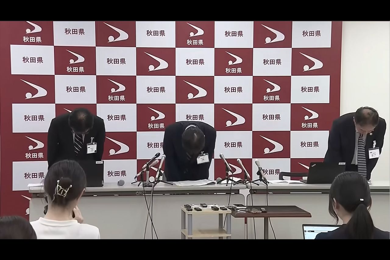 喫煙バスローブ・会見ノーカットの件で2度目の記者会見を行った県産業労働部長（ABS秋田放送公式YouTubeより）