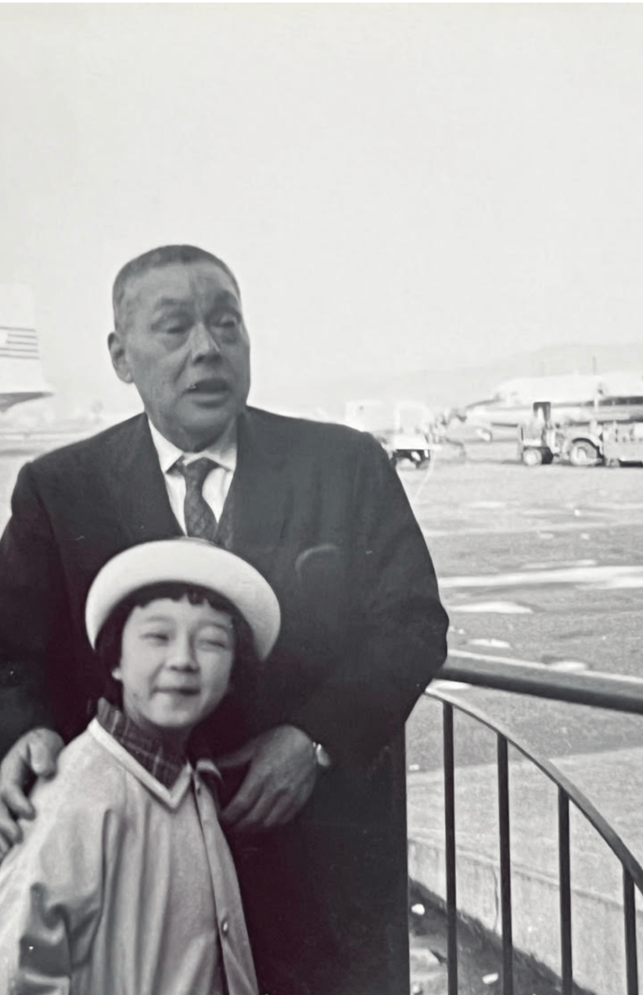 祖父と羽田空港で。祖父は、大分県日田市で造り酒屋を営んでいた。