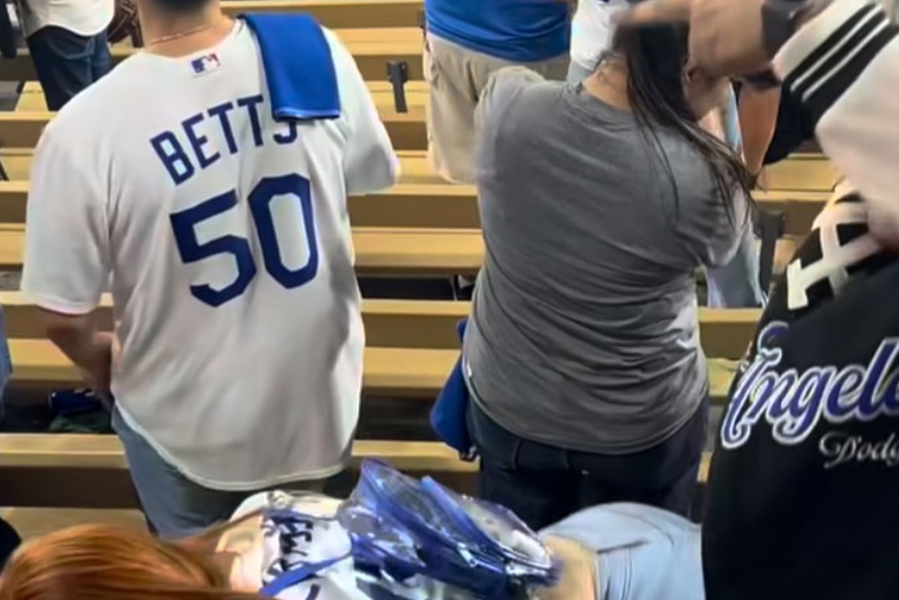 ネット上で拡散しているスタンドで不適切な行為をする男女（編集部で一部加工）