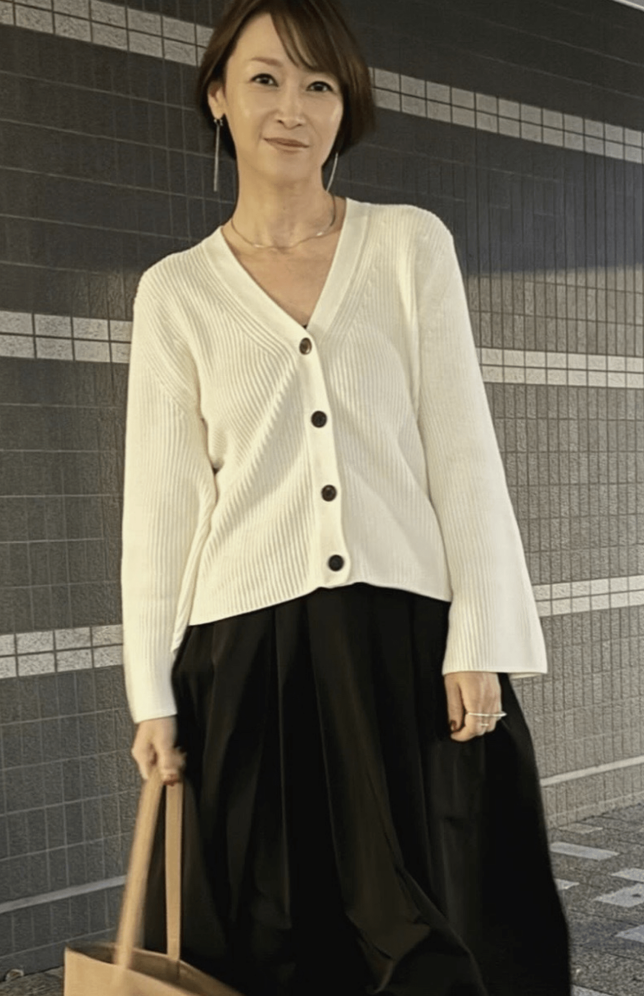 「娘に撮ってもらいました」とご満悦の辺見えみり（公式インスタグラムより）