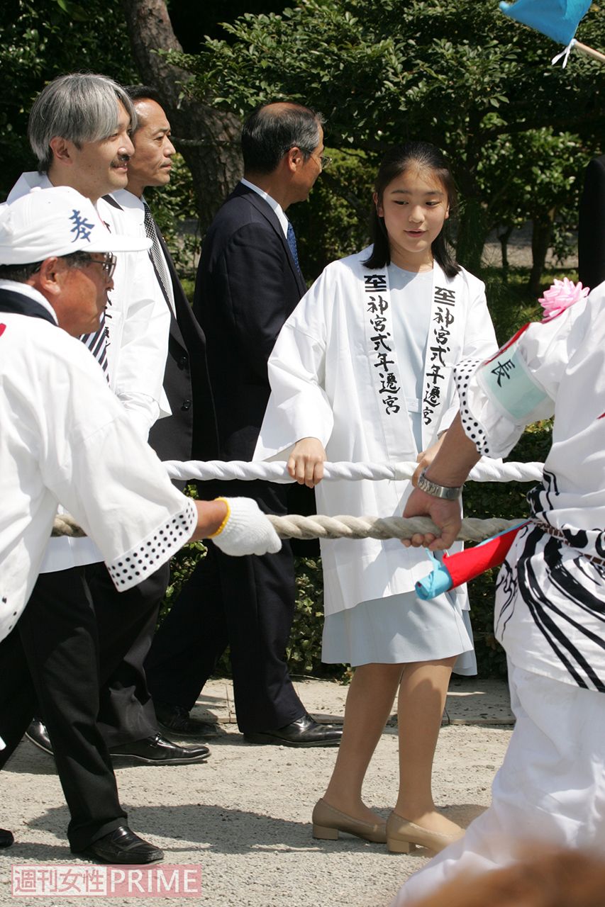 ’06年7月、伊勢神宮で伝統行事「お木曳」に参加されるおふたり。ふたりで海外にも行かれるなど仲よし親子だったが……