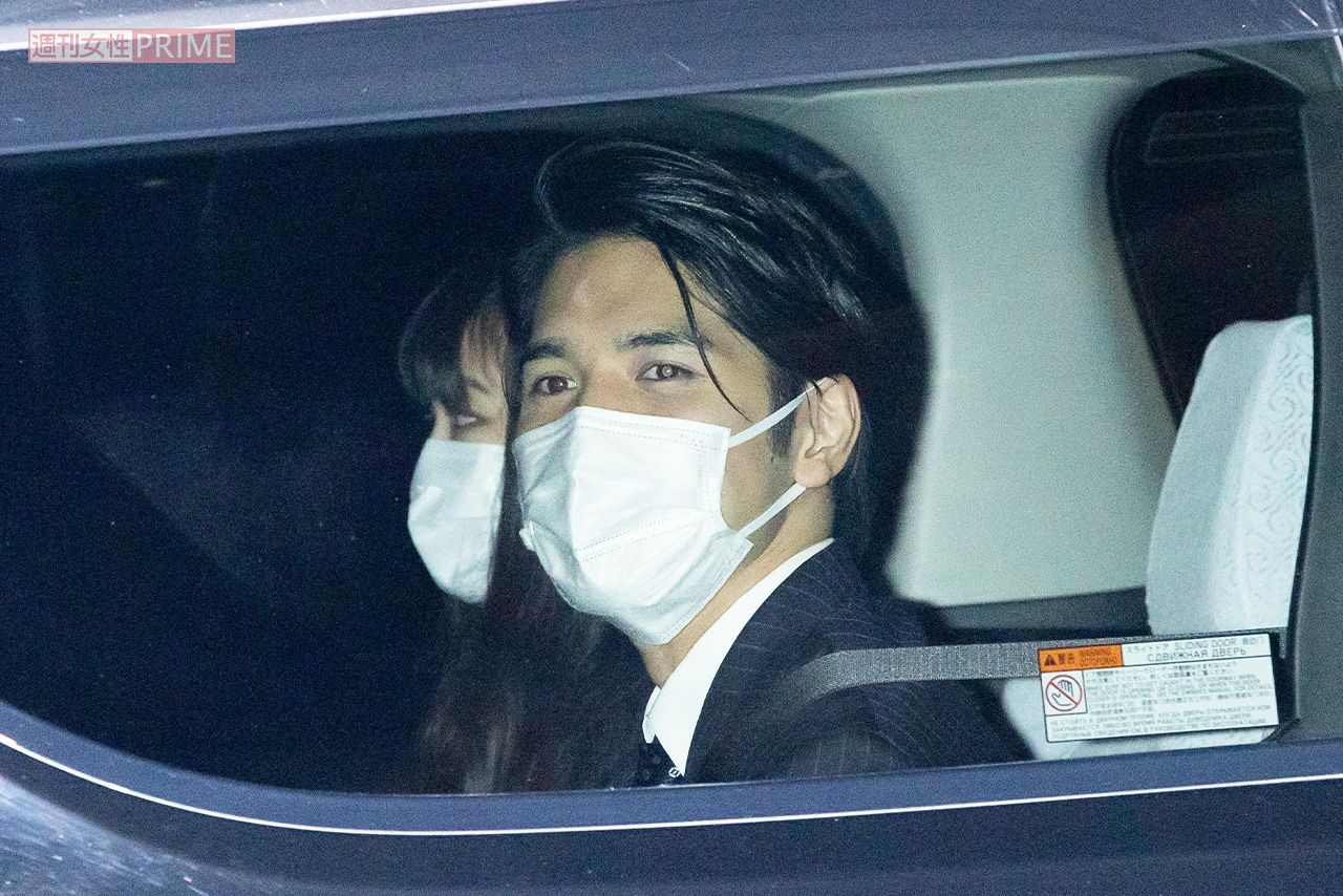 2021年10月26日、記者会見場を後にする小室圭さんと眞子さん