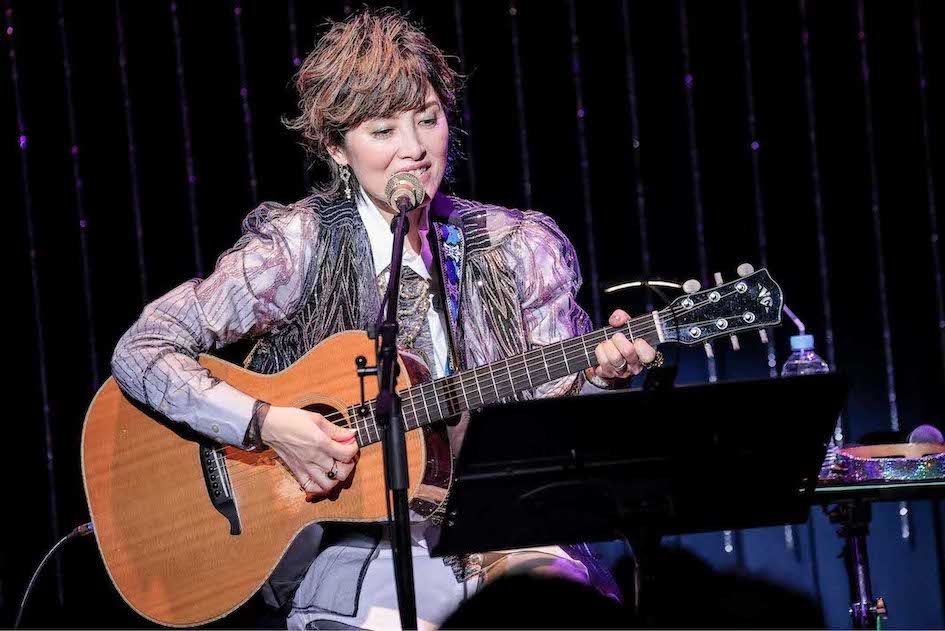 ライブでは、必ず弾き語りをする。「決してうまいわけじゃないんですが、かえって『私も何か始めてみようかな』と思ってもらえることにつながればいいなと。楽しいから続けています、続ければ少しは進歩します!（笑）」と荻野目