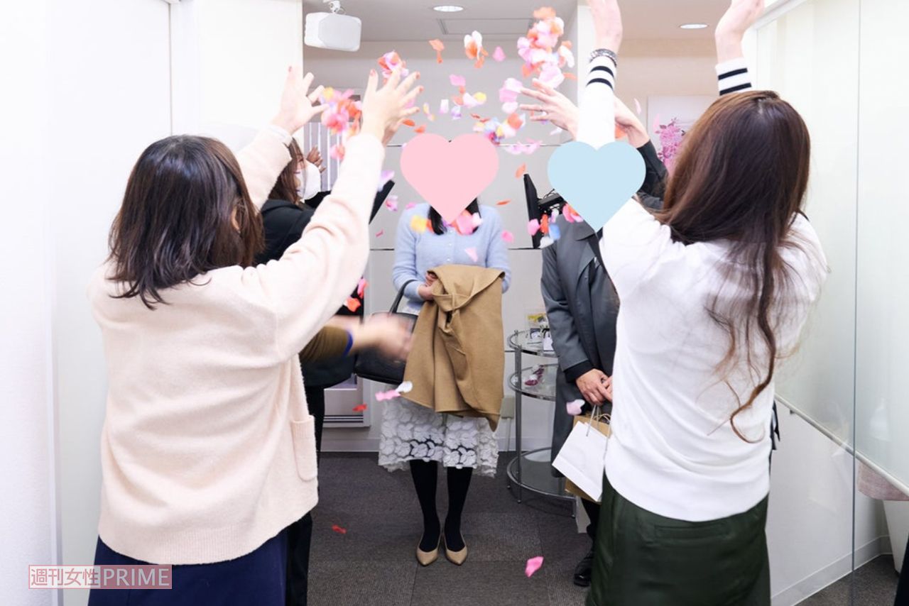 ご成婚が決まった会員を祝福する植草さんとスタッフたち