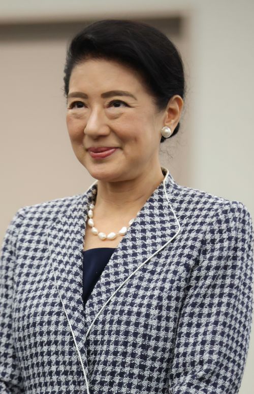 9月12日、長崎空港に到着された雅子さま。千鳥柄のジャケットと濃紺のインナーを合わせられていた