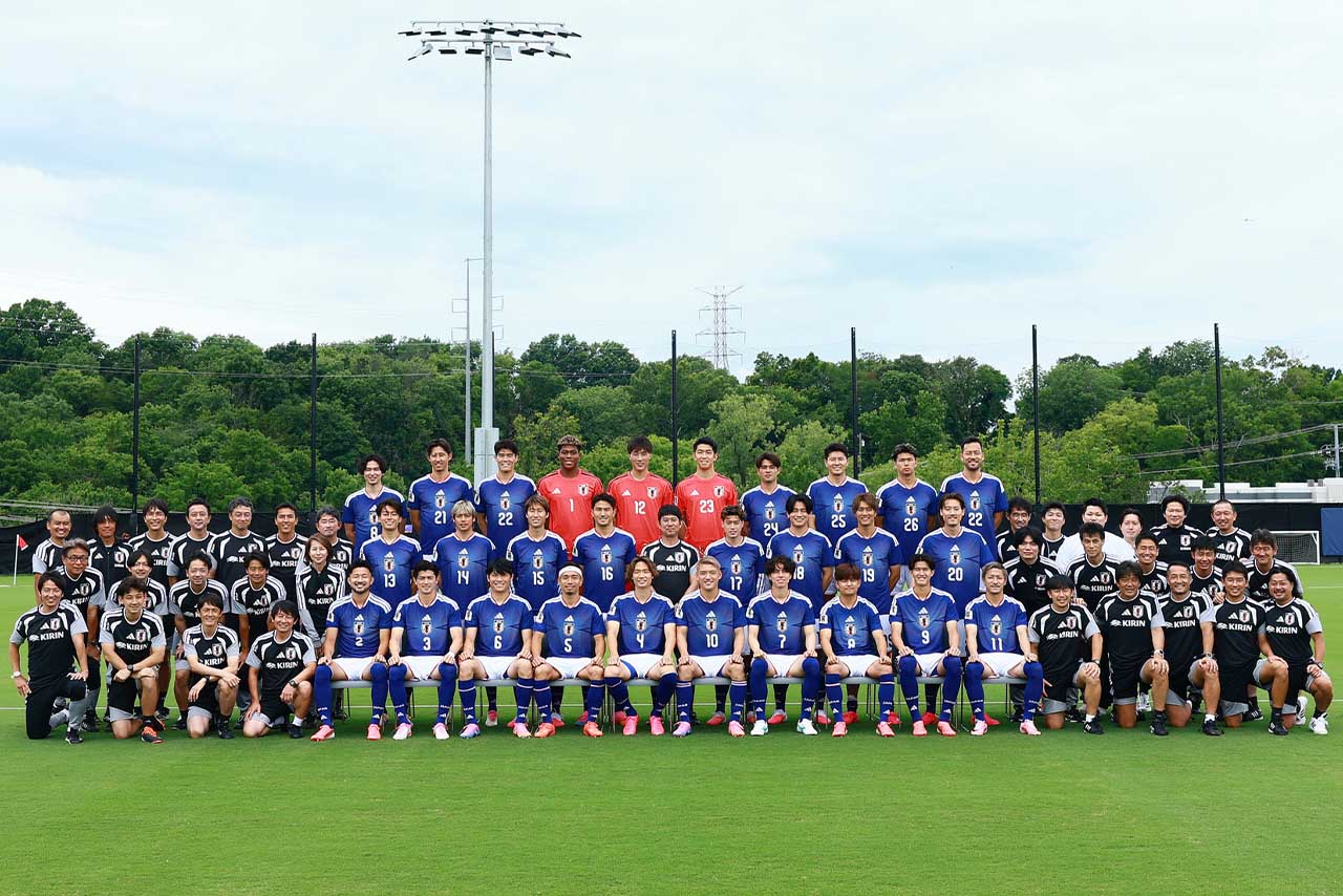 堂安律がXに投稿した日本代表の集合写真。ハチマキを付けた長友はメンバーの前列左から4番目（堂安律の公式Xより）