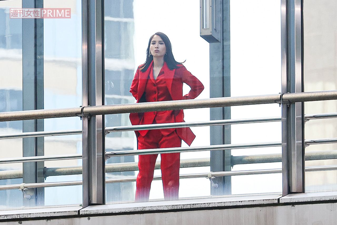 9月下旬、都内のオフィス街で大手メーカーのCM撮影をしていた広瀬アリス。立ち止まって様子を見学する人たちも