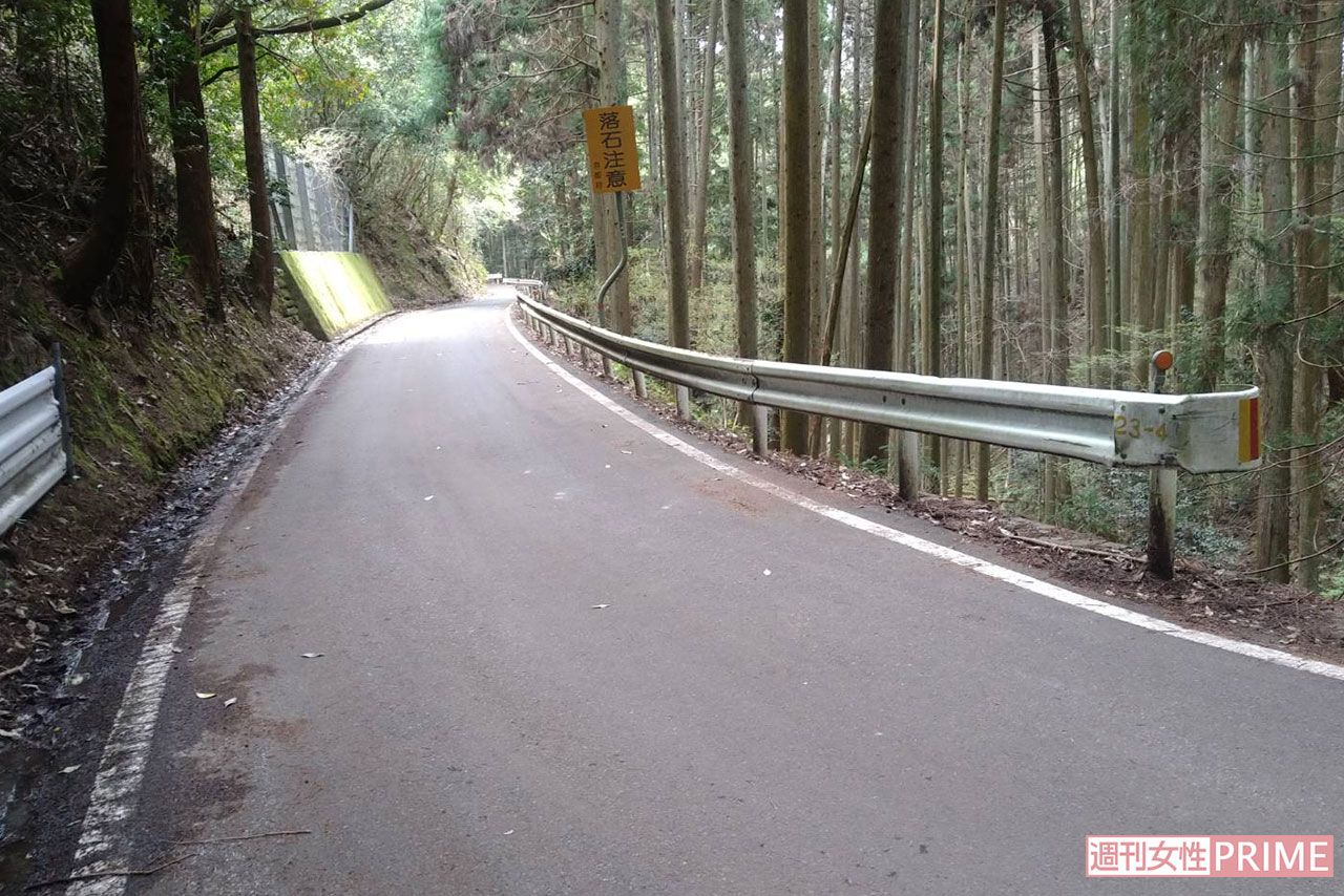 《京都小6男児行方不明事件》3月29日安達結希くんの黄色のランリュックが発見された山道。道幅は狭く、ほとんど車も通らない