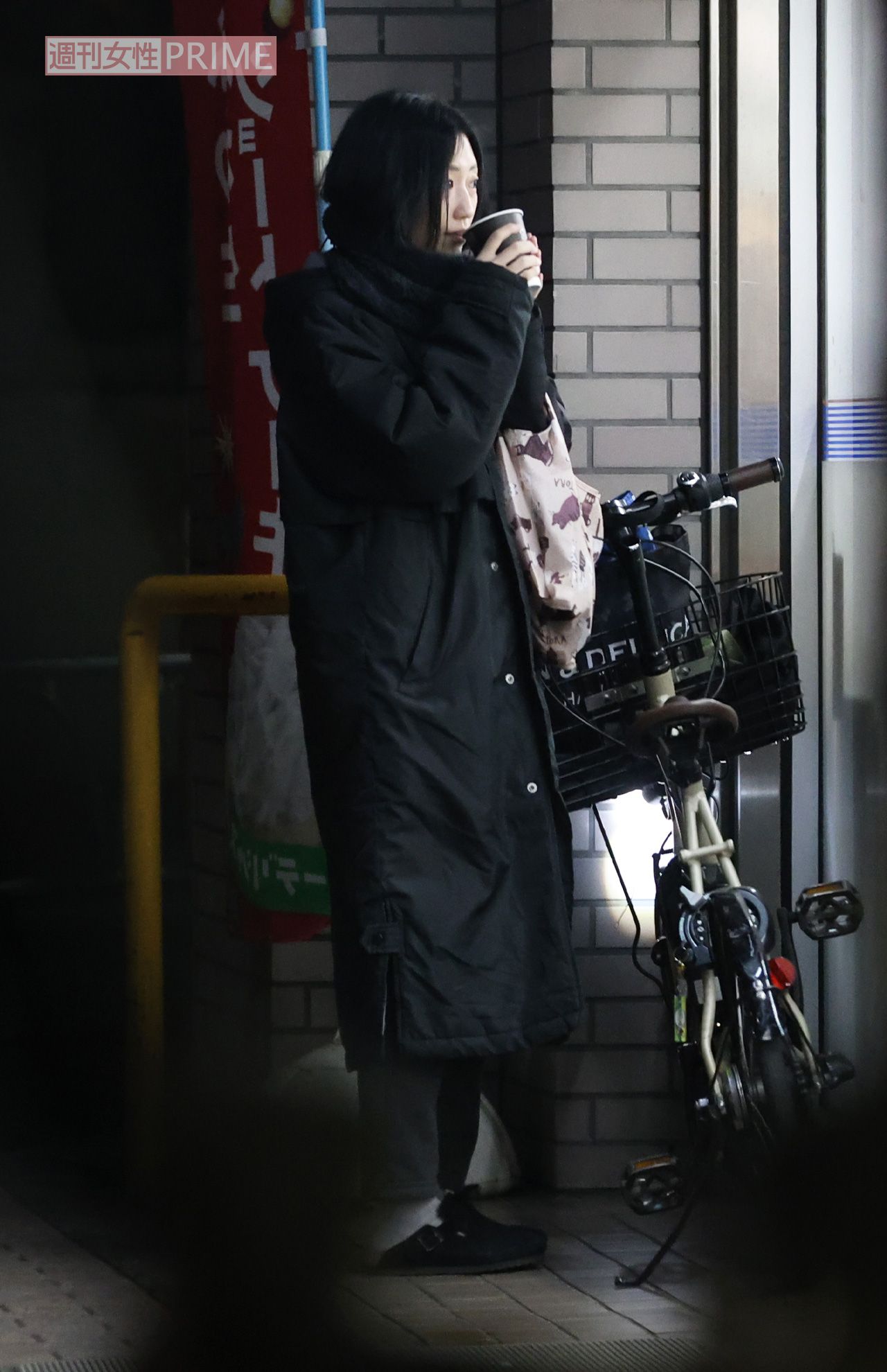 寒空の下ラテを楽しむ壇蜜。どことなく哀愁感が漂う