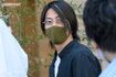 『週刊女性』の記者から直撃取材を受ける山下智久(2021年)