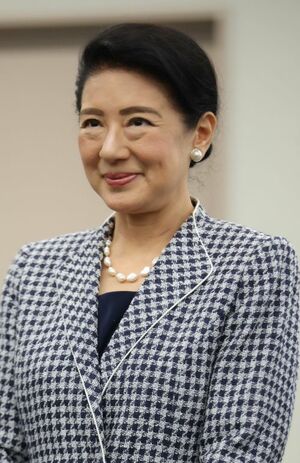 9月12日、長崎空港に到着された雅子さま。千鳥柄のジャケットと濃紺のインナーを合わせられていた