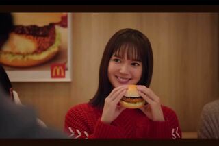 「グラコロ」のCMに出演している多部未華子（マクドナルド公式YouTubeより）