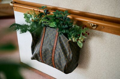 今ではブランドロゴの入ったアイテムを使うことはないため、ハンドルとファスナーはハサミで切って口が開くようにした（写真／林ひろし）『72歳、好きな服で心が弾む、ひとり暮らし』から抜粋