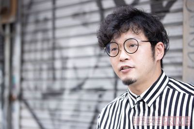 これまで1万体以上の火葬に立ち会った下駄さん。別れの場は悲しみだけではないのだ
