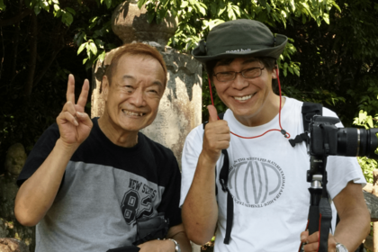 プライベートでも親交のある浜田太一とのツーショット。お互い、カメラが趣味ということで、撮影旅行にもしばしば行くという。熊本の霊巌堂にて。