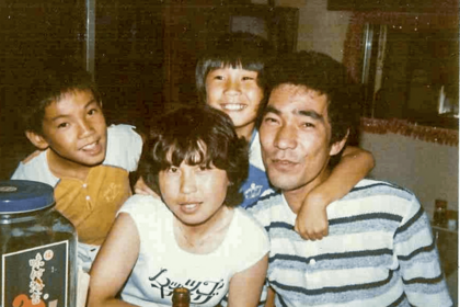 家族への愛情が人一倍強いはるなさんの幼少期（後列右が本人）