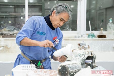 足の型を削りながら、「納品して終わりじゃなく、自分らしく生きる姿を見届けたい」と話す臼井さん　撮影／伊藤和幸