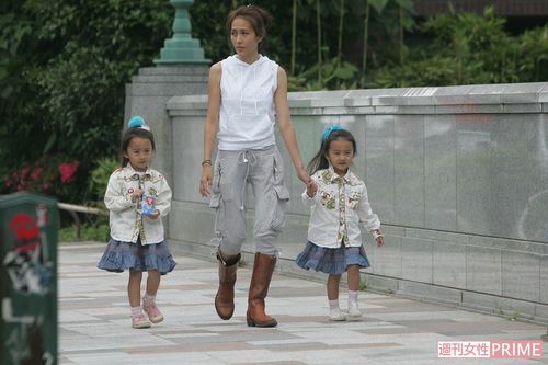 まるで双子の姉妹、同じ服を着ている幼いころのCocomiとKoki