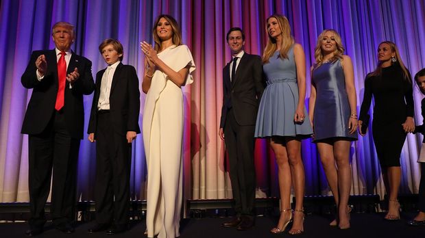 左からトランプ氏、三男・バロンくん（10）、メラニア夫人（46）、夫ジャレッド・クシュナー氏を伴う長女・イヴァンカさん（35）、次女・ティファニーさん（23）、長男・ドナルドJrの妻ヴァネッサさんと孫娘のキアちゃん