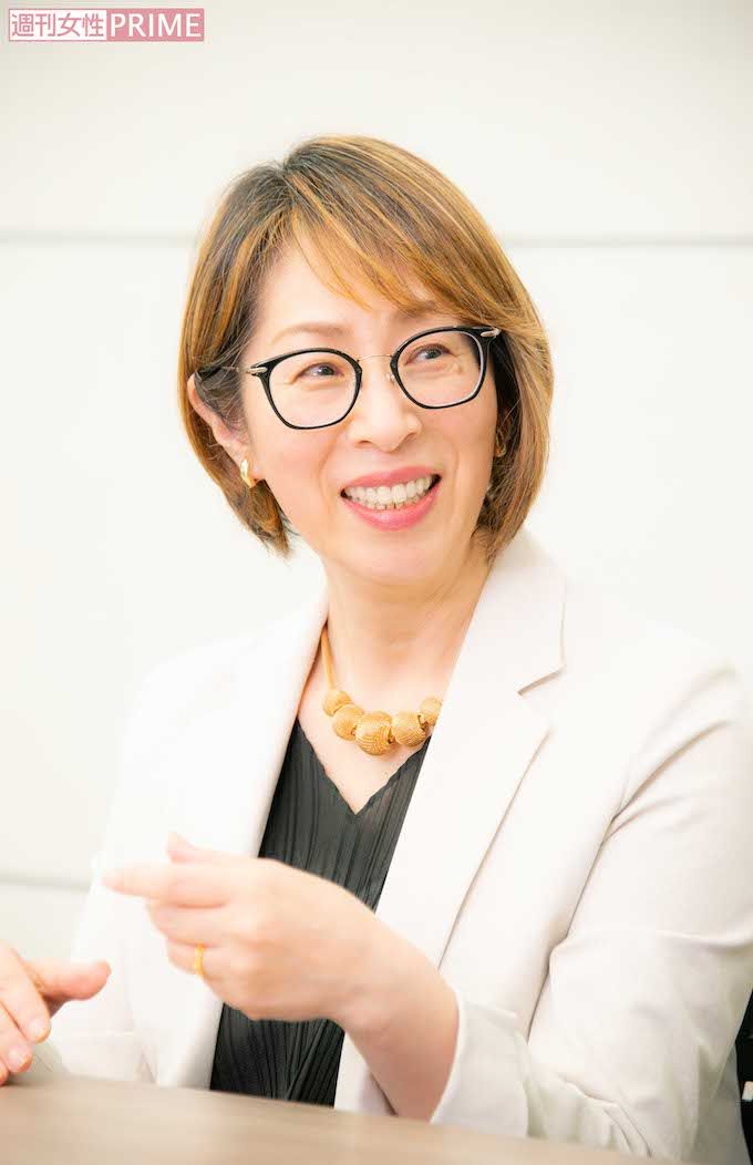 桜木紫乃（さくらぎ・しの）／1965年、北海道釧路市生まれ。2002年『雪虫』でオール讀物新人賞を受賞。2007年同作収録の単行本『氷平線』でデビュ一。2013年に『ラブレス』で島清恋愛文学賞、『ホテルローヤル』で直木賞、2020年に『家族じまい』で中央公論文芸賞を受賞。他の著書に『緋の河』『人生劇場』『青い絵本』『谷から来た女』『裸の華』などがある。